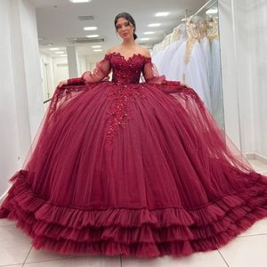Röd glänsande quinceanera klänningskulklänning från axeln Applique Lace Beading Tull Tiered Long Sleeved Corset Vestidos 15 DE