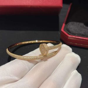 Bracciale personalizzato alla moda per coppie di unghie con diamanti in versione alta, per donne, senso del design leggero e di nicchia