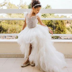 Abiti da ragazza 2024 Abito da ballo bianco con fiori Hi-Lo Tulle Piume Perle Tiers Piccoli abiti da battesimo di compleanno Peageant