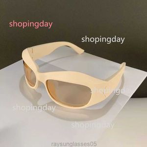 Solglasögon Fashion Punk Sports 2024 Luxury Designer Silver Mirror Y2K Sun Glasses Men Women Bat Rectangle 2000s Eyewear 017FNB