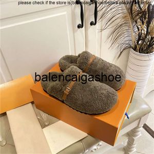 Scarpe Lvity louisevittonly Lv8 Pantofole di lusso piatte Winterbreak Stivali comfort firmati Mulo Shearling Plantare coperto e suola in gomma con battistrada Lana