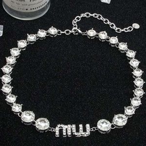 Modedesigner Miu Big Diamond Necklace for Women High Quality Full Diamond Party rostfritt stål Lärben Kedjeklänning Halsband Tillbehör smycken gåva