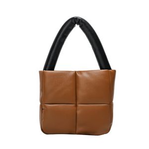 Designer-Baumwoll-Minitasche. Neue Nischen-Daunentasche für Herbst und Winter, vier Gitter, weiches Rindsleder, mit Rautengitter gefüllte Baumwollhandtasche, Unterarmtasche für trendige Frauen, Braun