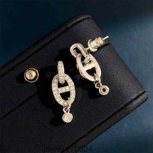 2024 Stud designer Pig Nose Ear Studs Female Sparkling Diamonds Fashionable Simple and Cool Style Earrings Brand Elegant Face Thin New 8NCV