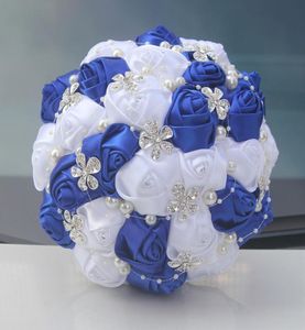 Bouquet da sposa bianco e blu royal Forniture di nozze Fiore artificiale Perle Strass Dolce 15 Bouquet Quinceanera W6992221