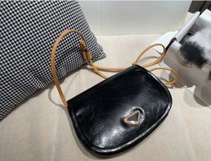 Яркая кожаная женская сумка на плечо высшего качества Черные закрытые сумки + коричневый тонкий ремешок, мягкая крутая сумка в стиле ретро с классическим треугольным значком