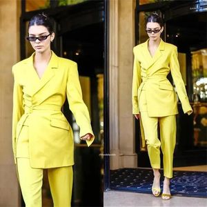 Abiti da uomo Moda Giallo Donna 2 pezzi con cintura Blazer Pantaloni Prom Party Wear Set completo da donna quotidiano su misura