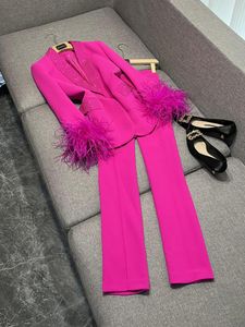 2024 Frühling Hot Pink Feather Zweiteilige Hosen-Sets Langarm Revers-Ausschnitt Einreiher Blazer Top + Lange Hosen Set Zweiteilige Anzüge O4J152659