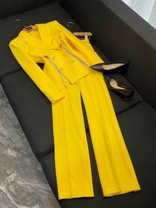 2024 primavera giallo tinta unita strass pantaloni a due pezzi set manica lunga risvolto con risvolto blazer doppiopetto top diviso + pantaloni lunghi set abiti a due pezzi O4J152725