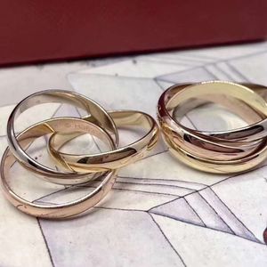 خاتم الزوجين الثلاثي عبر البيع الساخن مع طلاء الذهب وإصبع فهرس شخصي عصري ، فاخر خفيف وتصميم متخصص