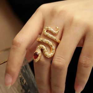 2024 CHOUCONG Märke unika bröllopsringar Vintage smycken 925 Silverguldfyllning Ruby Women Engagement Party Eternity Snake Band Ring for Lover Gift
