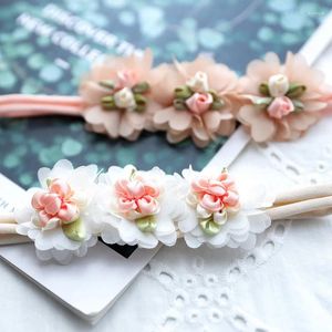 Hårtillbehör 8 st/parti vit blommig elastisk hårband koreansk rosa blommor nylon söta barnband födda baby huvudbonader grossist pannband