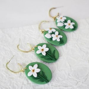 Orecchini pendenti Orecchino a cerchio con fiore verde per le donne Refro fatto a mano in argilla polimerica Fiori bianchi con ciondolo Accessori per gioielli