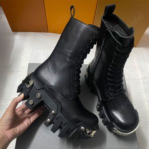 BOTA FEMININA MENS BULLDOZER LACE UP EM PRETO 67250 Botas Martin em couro de bezerro liso fosco Detalhes de metal na frente e atrás com logotipo da marca Sola de borracha dentada grossa 35 46