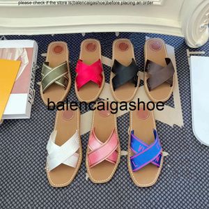 Lvity louisevittonly Schuhe Louisely Cross Neue Damen-Designer-Slipper, Gurtband-Hausschuhe, Strandparty-Slides, Sandale, modische, flache Pantoletten, bestickter Buchstaben-Slider, Viut