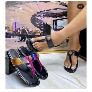 2023 Instagram Fashion European och American Hardware Diamond Decoration Women's Sandals in Stock Eagle Head Buckle Herringbone Tisters Sandaler