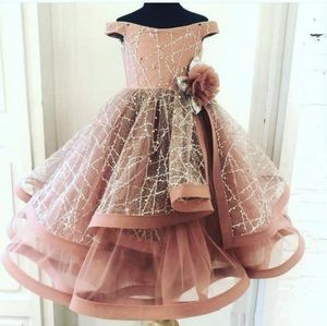 Dammiga rosa ruffles flickor tävlingsklänningar från axel paljetter pärlor blommor barn födelsedag vestidos blomma flickor klänning9935842