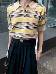 Kvinnors T-shirtdesigner MIU 2023 Spring/Summer New Fashionable Loose Colored Striped Sticked Short Hermes Slimming Polo Top 6olw