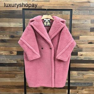 Top Maxmaras Teddy Bear Cappotto Cappotti di cashmere da donna 2024 Winter Star Stesso stile Lampone Rosa Donna Silhouette Grana Cammello Pile di media lunghezza Outwear