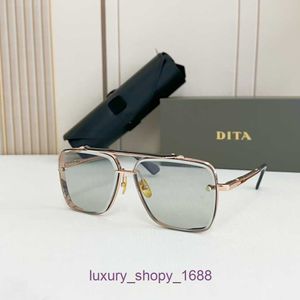 Projektantki okularów przeciwsłonecznych dla kobiet i mężczyzn sklep internetowy DITA Quality jako nowy projekt z serii MACH przedstawia z pudełkiem prezentowym WXAO