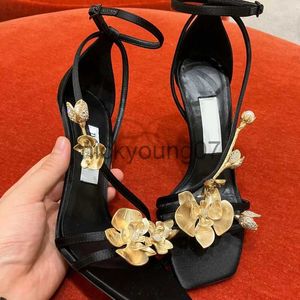 Sandálias Flores Douradas Salto Alto Mulheres Seda Luxo Designer Sandália Metálica Flor Quadrada Toe Apontado Salto Fino Vestido Sapatos Bombas J240122