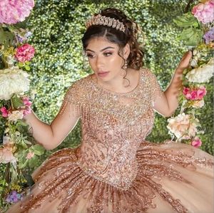 2024 Gül Altın Quinceanera Elbiseler Seksi Pekalı Dantel Balyoyu Mücevher Boyun Kapağı Kollu Kristal Boncuklar Kısa Kollu Tatlı 16 Parti Elbise Balo Akşam Önlükleri Sequins