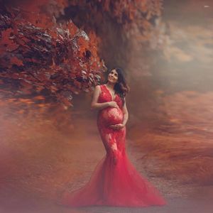 Swobodne sukienki seksowne czerwone przez koronkowe tiul dla kobiet w ciąży głębokie v szyja długa syrena Trąbowa sukienka macierzyńska