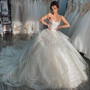 2024 NYA AXTRAPLESS TULLE BRUKS KLÄNNING SLEEVELESS PLECTED RUFFLES VESTIDO DE NOVIAS BRIDAL GOWNS CHAPEL TRAIN MARIEE