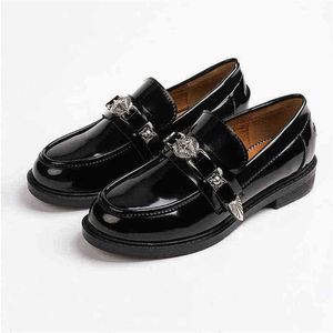 Engelsk stil svart rund tår loafers för kvinnor vår sommar ny designad metall bulk dekoration låg häl kvinnliga plattskor 220711