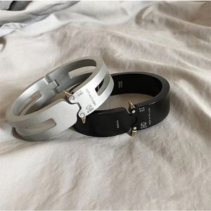 Bracciali 2020 Nuovo Nuovo ALYX Bracciale Uomo Donna 1:1 Lettere Incisione Stile funzionale Lega di alluminio Unisex Coppie ALYX Braccialetti Bracciale