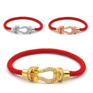 Bracciale da uomo con fibbia a ferro di cavallo Bracciale con cordino in pelle tempestata di diamanti Bracciale con stilista di lusso Bracciale con fibbia a U a tre colori 24 colori coordinati