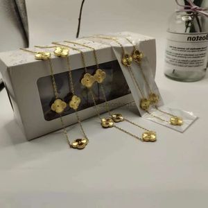 Designers smycken klöver fashionabla rostfritt stål mångsidigt guld fem blomma fyra bladgräshänge halsband för kvinnor