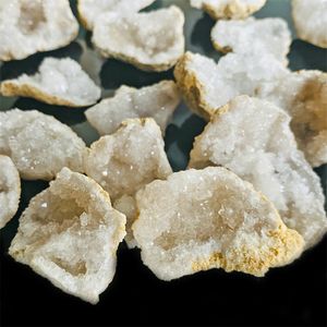 Oggetti decorativi Figurine Cluster di cristalli naturali più bianchi Geode Pietra Ridi in aprire la bocca Quarzo grezzo Reiki Healing Room Decorminer
