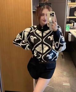 Nowy dzianinowy kanał jedwabny ten sam trend Czarno -biały kontrola kolorowe litery Jacquard Knit Sweter stojak na stojak na stojak luzu