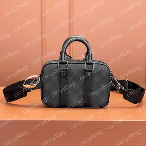 NANO PORTE DOCUMENTS VOYAGE Homem Pasta de Ombro Preto Embossing Crossbody Designer Bolsa de Negócios Mens Clutch Mini Bolsa para Laptop Bolsa Mensageiro Carteira de Viagem 10A