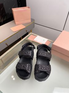 Miui Calfskin Kadın Baba Bayanlar Sandalet Best Quilded Yaz Tasarımcı Sandles Ayakkabı Platform Daireler Düşük Topuk Kama Elmas Toka Sandal Kayma