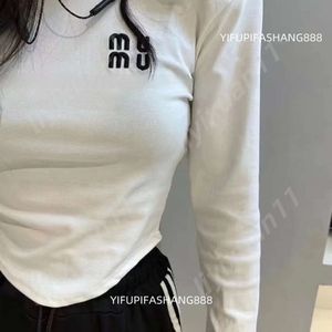 Miui Top Luxury Women Maglieria T-shirt Designer Miui Borsa Miui Camicia base a maniche lunghe avanzata Indossare Camicetta invernale ricamata Autunno Inverno Felpa con cappuccio in lana Maglioni collo alto 1604