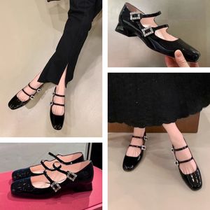 Klädskor pumpar höga klackar sexiga kvinnors sandaler lyx Saeda kristallrem satin mocka läder mode arbete fest kväll slingbacks kvinnor klackar