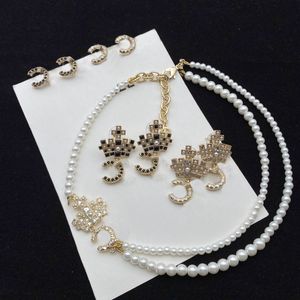 Orecchini di perle di moda Collana a catena lunga Collana di designer Amante Orecchini di fascino Lettera per set di gioielli da donna