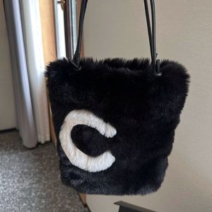 Kvinnor vertikal päls tygväska stort emblem lyxhandväska vintage axelväska shopping koppling designer väska svart och vit två ton crossbody pochette resväska 25c