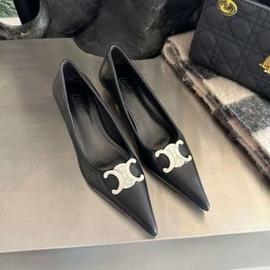 Das Gefühl von Luxus wird direkt erfüllt! Spitz Metall Silber Schnalle Kitten Heel Sexy Temperament Einzelschuh Flacher Mund Neue High Heels