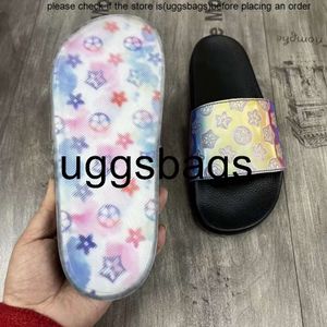 Kanal Ayakkabıları 2024 Moda Sıcak Sandalet Renk Değiştiren holografik lazer terlikleri Kadın erkekler slaytlarda kayar tek vintage platform somunları flip flops plaj havuzu sp