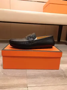 Moda tasarımcı erkek elbise ayakkabıları mektup oymalı deri gümüş toka erkekler elbise ayakkabıları erkek tasarımcı loafers balo akşam düğün resmi beyler ayakkabıları kayma