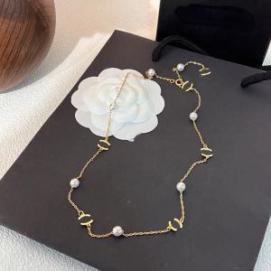 Collane con ciondolo di perle di marca Collane di design di lusso Ciondolo girocollo Catena d'amore Accessori per gioielli con lettera in acciaio inossidabile placcato da donna