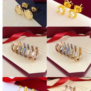 2024 Critaer Liu Nail Earrings Single Diamond Cow Head Four Claw Bullet Head Earrings 18K Rose Gold Rotating Personalized Light Luxury High Grade Earrings Female