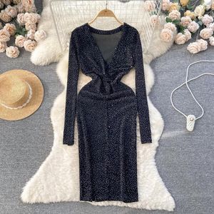 Casual Dresses European and American For Women 2024 Spring Sexig Deep V-ringen Slim Mid-Längd Bright Silk Retro Wrap kjol