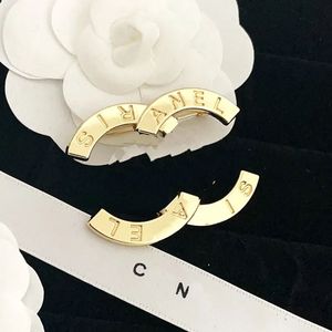 Street Brand Girl Embossed Brooch Luxury 18K Gold Plated Brooch Party Gift Luxury Lapel Brooch Designer Unisex Badge Brooch Spring Fashion Accessories With Box