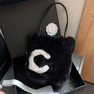 Trend Furry Women Designer Torba na ramię 25 cm Srebrny sprzęt Luksusowy torebka Vintage Travel Shopping Sacach Sacach Black and White Portable Evenble Clutch Key Key