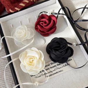 Girocollo Catene a corda lunga Collana di perle di fiori grandi per donne Colletto in tessuto romantico in bianco e nero Gioielli su accessori per il collo