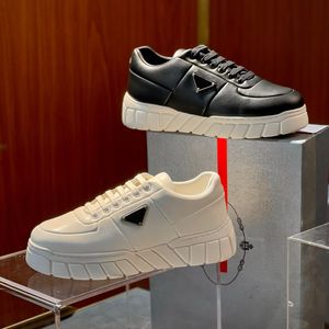 Gepolsterte Nappa-Sneakers, dreieckige, sportliche Schuhe, Designer-Herren-Freizeitschuhe, weiche, dicke Plateauschuhe, weiße schwarze Leder-Turnschuhe, leichte Mode, lässiges Gehen mit Box